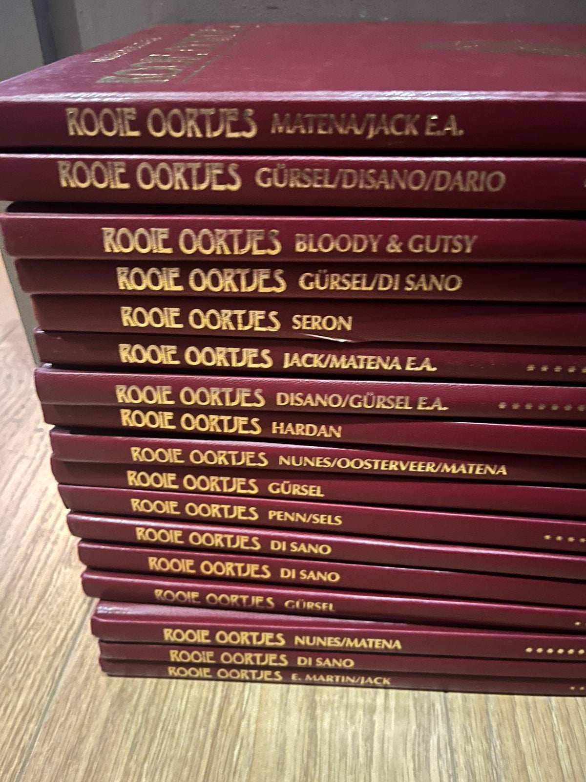 17 boeken rode oortjes hardvover, Boeken, Ophalen, Zo goed als nieuw