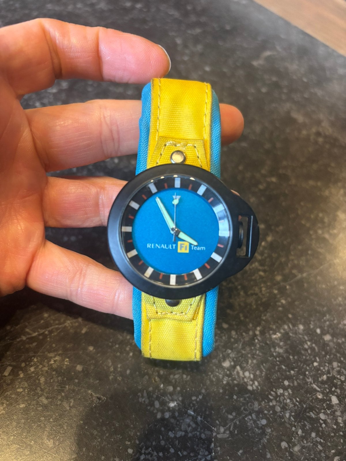 une montre collector officielle de l'équipe Renault F1 Team, Bijoux, Sacs & Beauté, Enlèvement ou Envoi, Comme neuf