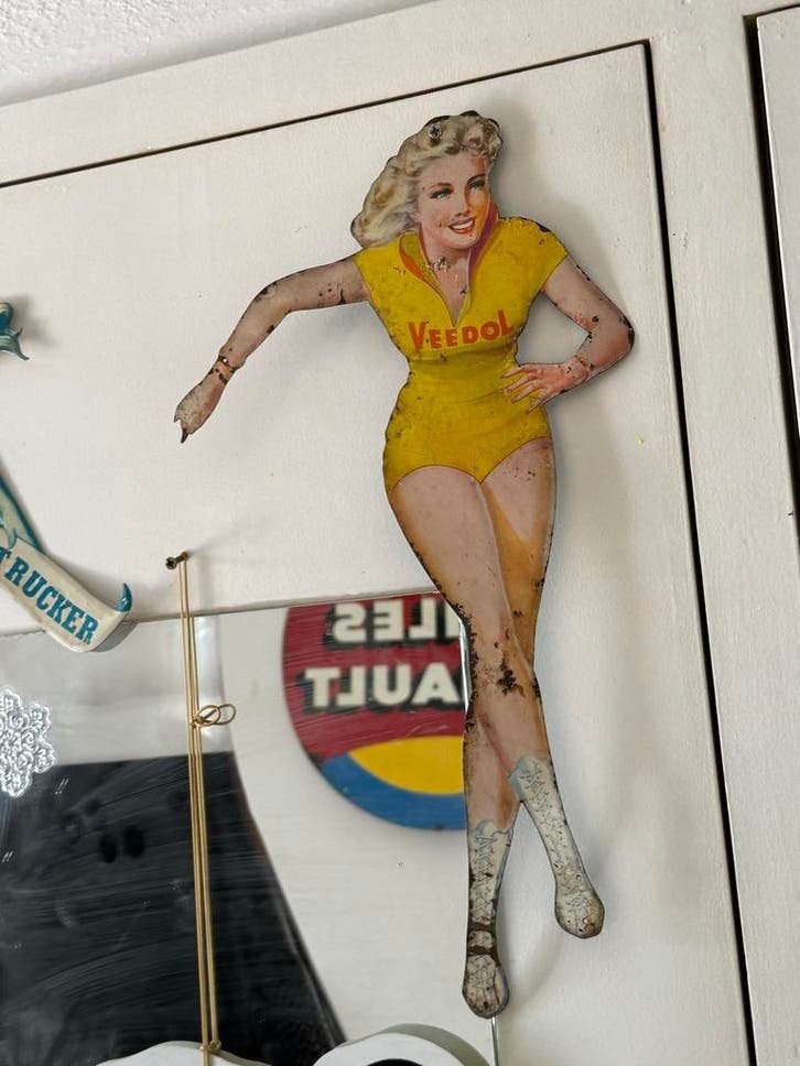 Vintage Veedol Pin-up Reclamebord