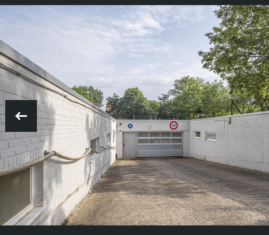 Overdekte auto staanplaats in garage, Immo, Garages & Places de parking