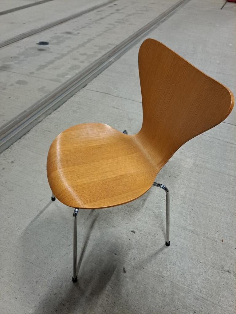 chaise Série 7 conçue par le designer Arne Jacobsen