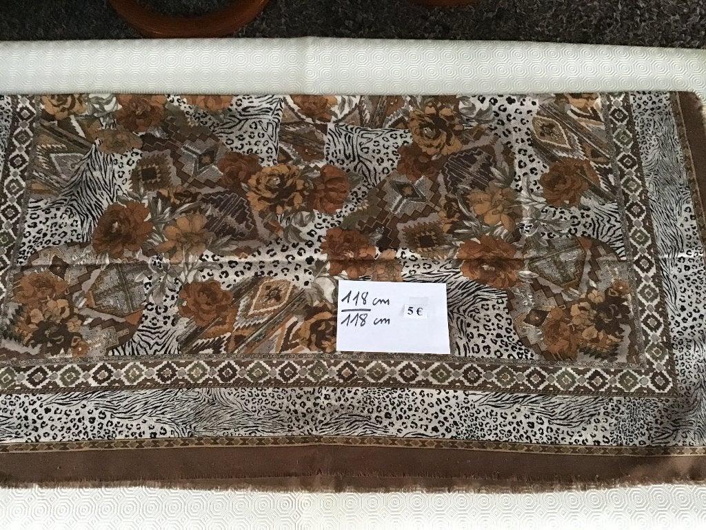 écharpe pour femme mesurant 118 x 118 cm et autres à 5€, Enlèvement ou Envoi, Comme neuf, Écharpe