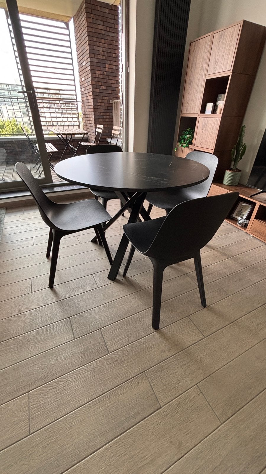 Zwarte ronde IKEA eettafel met 4 stoelen, Huis en Inrichting, Ophalen, Zo goed als nieuw