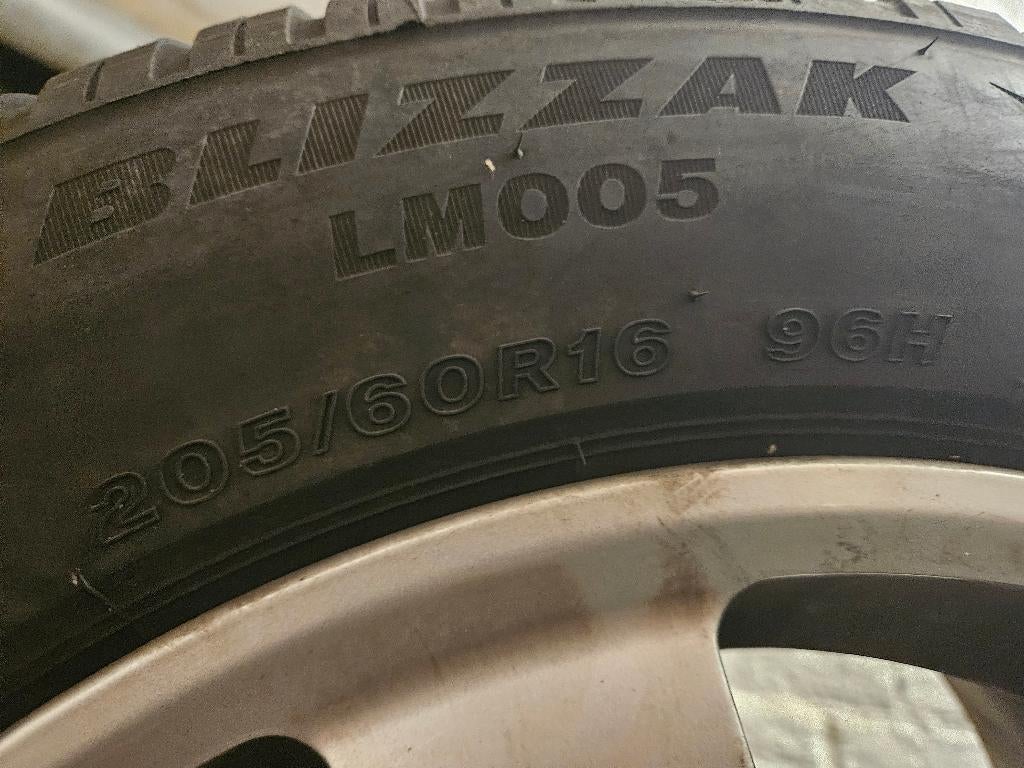 4 pneus hiver 205/60 R16 Bridgestone Blizzak LM005, Autos : Pièces & Accessoires, Pneus & Jantes, Pneus hiver, Enlèvement ou Envoi