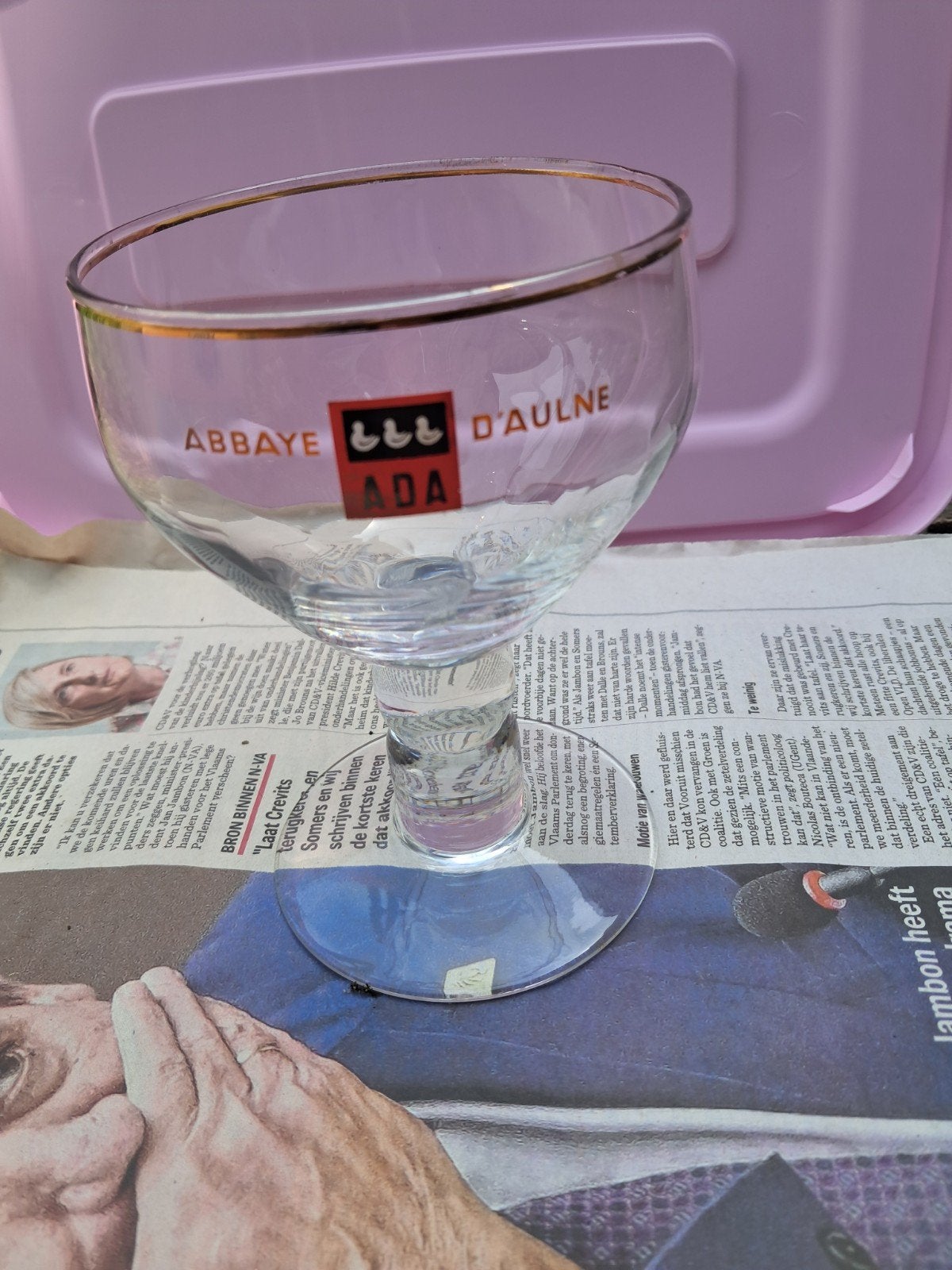 Glas van abbaye D'aulne, Enlèvement