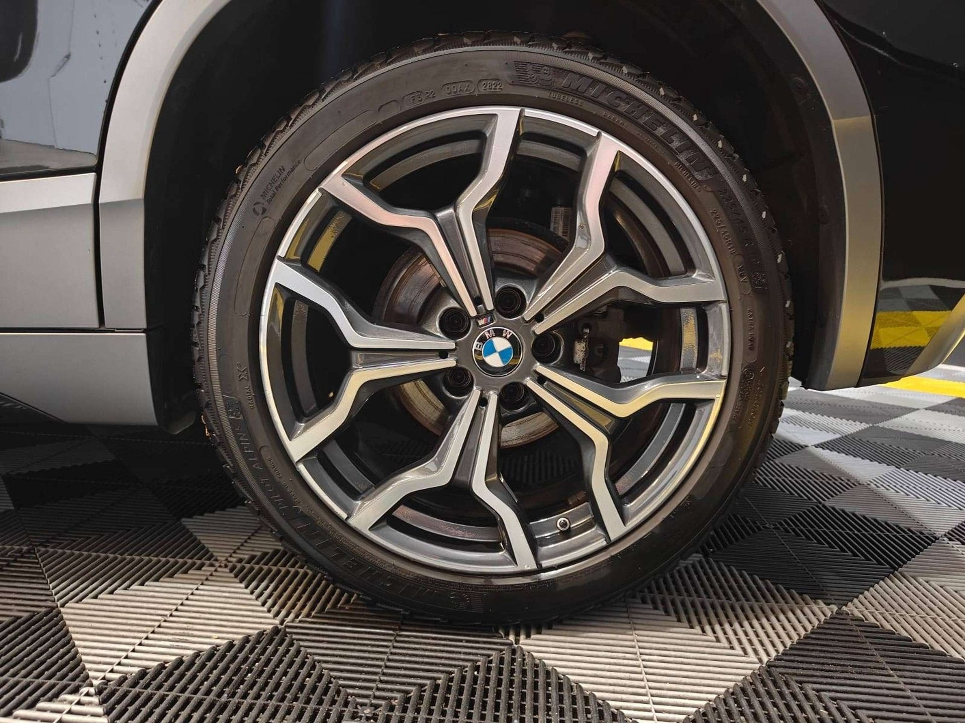 BMW X2 sDrive18 M + Shadowpack/Pano/LED/19"/Keyless/Ambi/CAM, Autos, BMW, Euro 6, Entreprise, Cruise Control, Entretenue par le concessionnaire