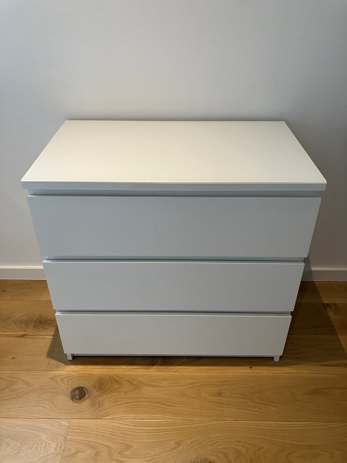 Ikea Malm kast met 3 schuiven en witte glasplaat, Maison & Meubles, Armoires | Commodes, Enlèvement, Utilisé