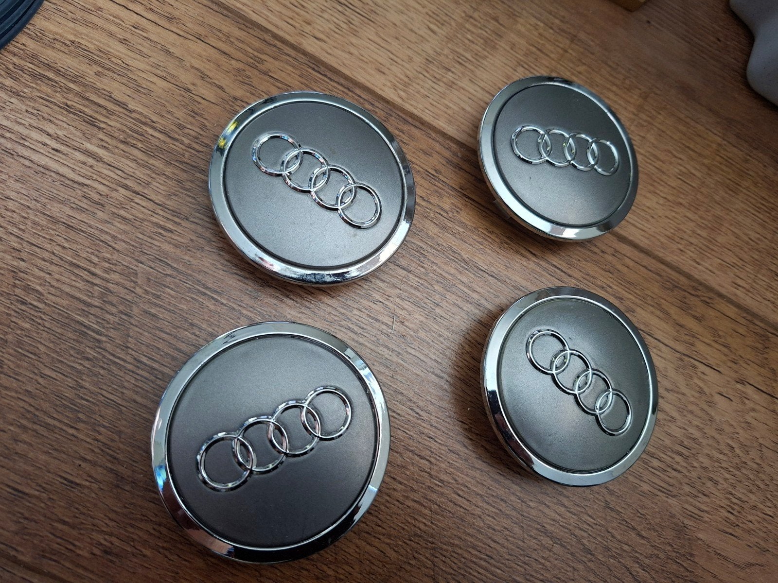 audi quatre enjoliveurs cache moyeux 69 mm, Enlèvement ou Envoi