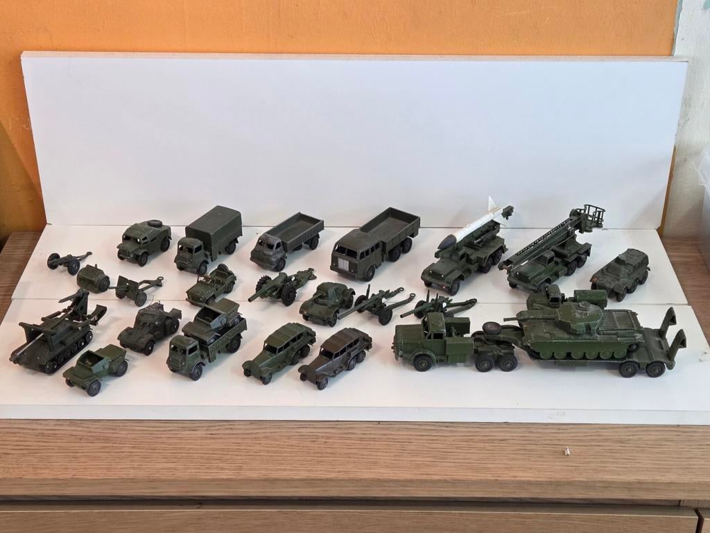 Kavel met 25 militaire dinky toys, Enlèvement ou Envoi, Utilisé, Voiture, Dinky Toys