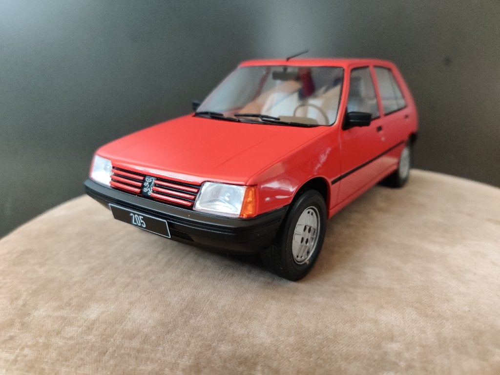 Peugeot 205 GR MCG 1:18e neuve, en boîte., Enlèvement ou Envoi, Neuf, Voiture, Autres marques