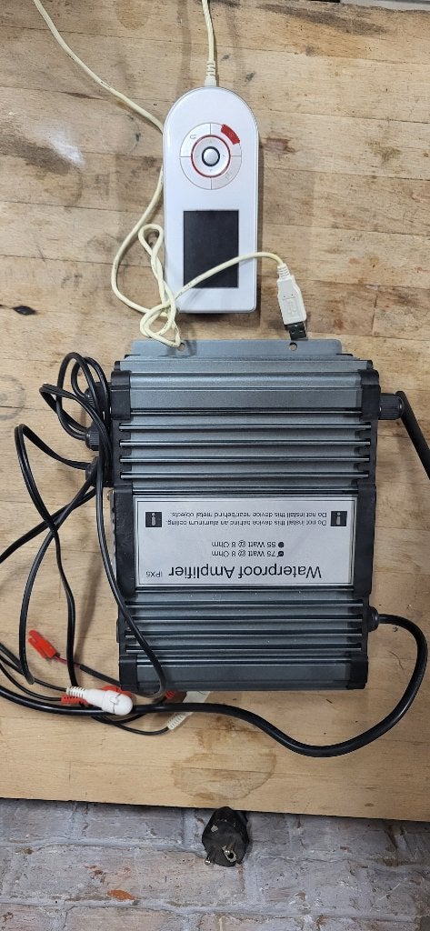 Badkamerradio 2x70W ideaal voor in de mancave, Audio, Tv en Foto, Versterkers en Ontvangers, Ophalen, Gebruikt, 60 tot 120 watt