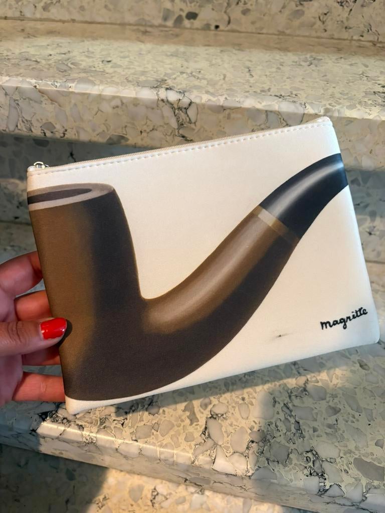 MAGRITTE pochette Ceci n’est pas une pipe, Ophalen of Verzenden