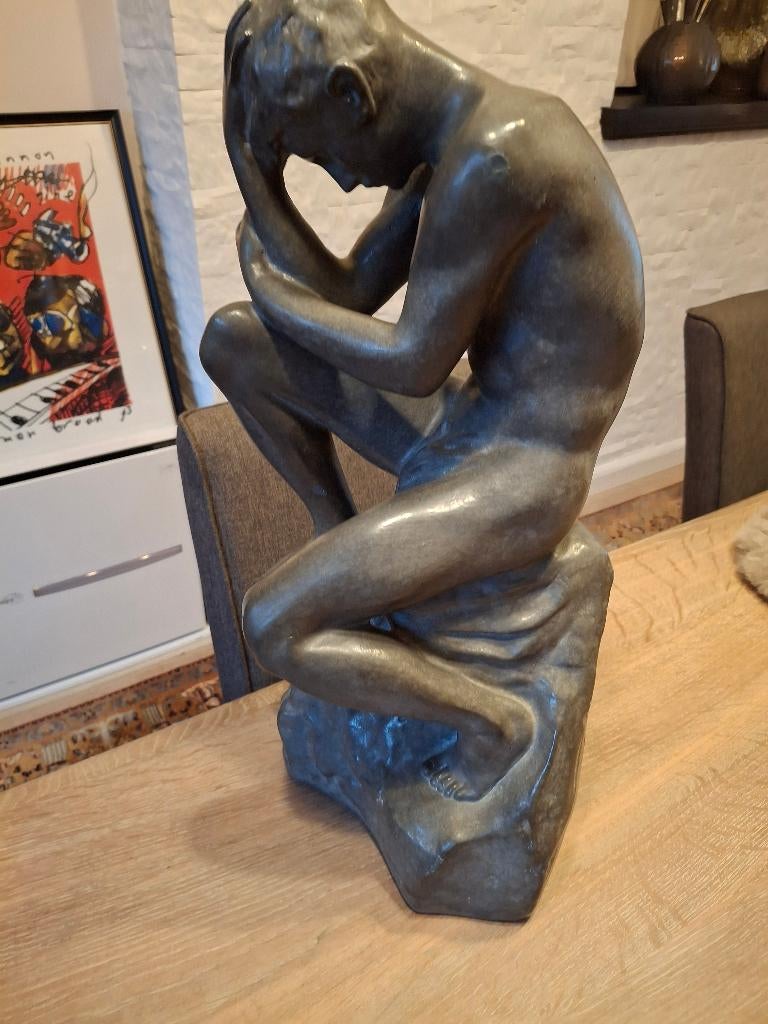 De denker”. Een beeld van grijsgepatineerd plaaster ., Antiek en Kunst, Ophalen