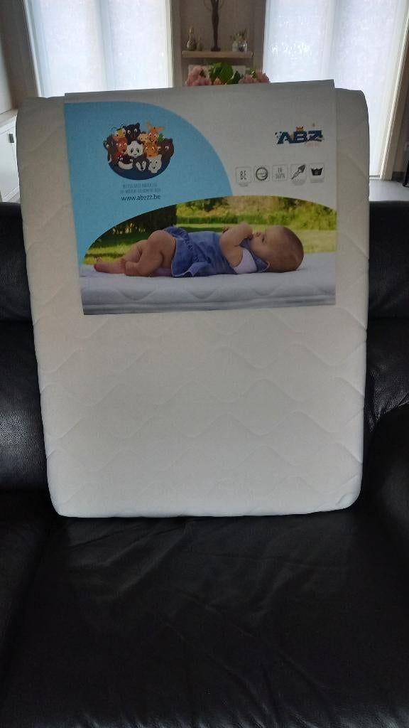 Matras babypark + 2 overtrekken, Ophalen, Zo goed als nieuw, Rechthoekig