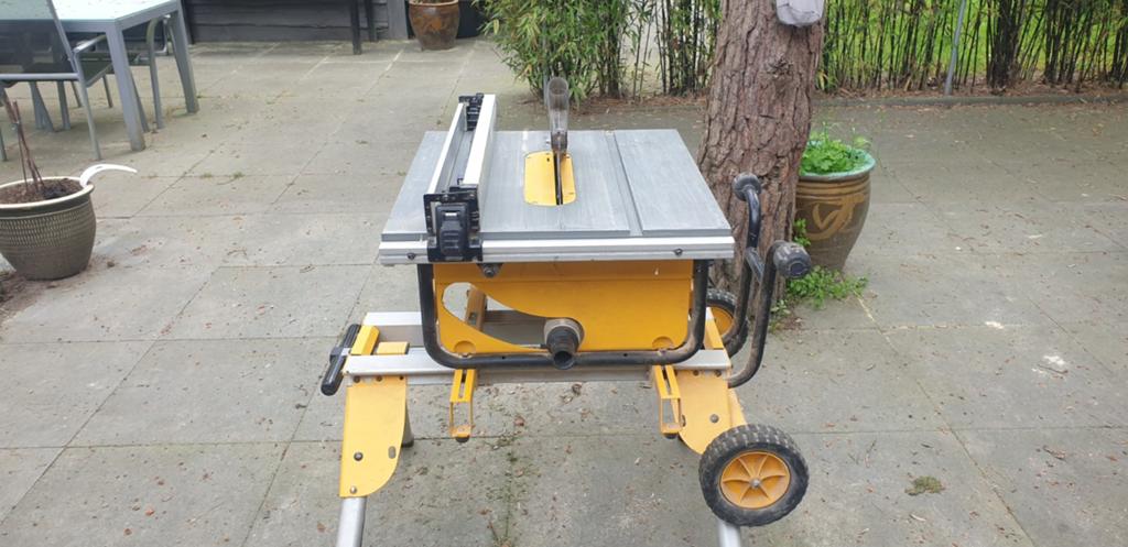 Dewalt zaagmachine met inklapbaar onderstel, Doe-het-zelf en Bouw, Gereedschap | Zaagmachines, Ophalen