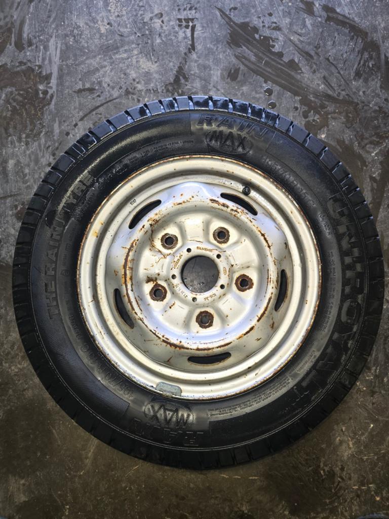 Pneu et jante camionette ford, Enlèvement