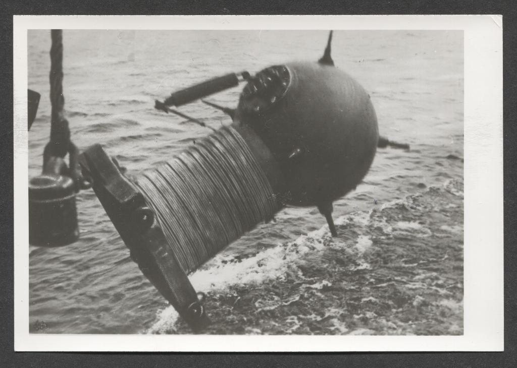 Zeemijn wordt uitgezet door Duitse mijnenlegger., Verzamelen, Militaria | Tweede Wereldoorlog, Marine, Foto of Poster, Verzenden