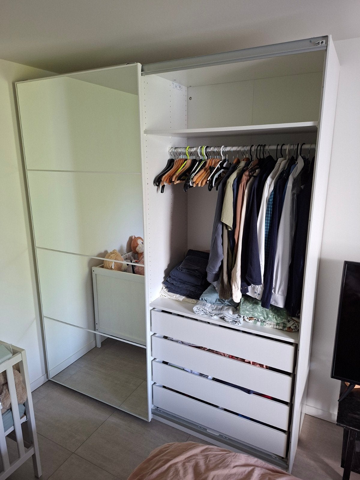 Witte ruime kleerkast met spiegel, Ophalen