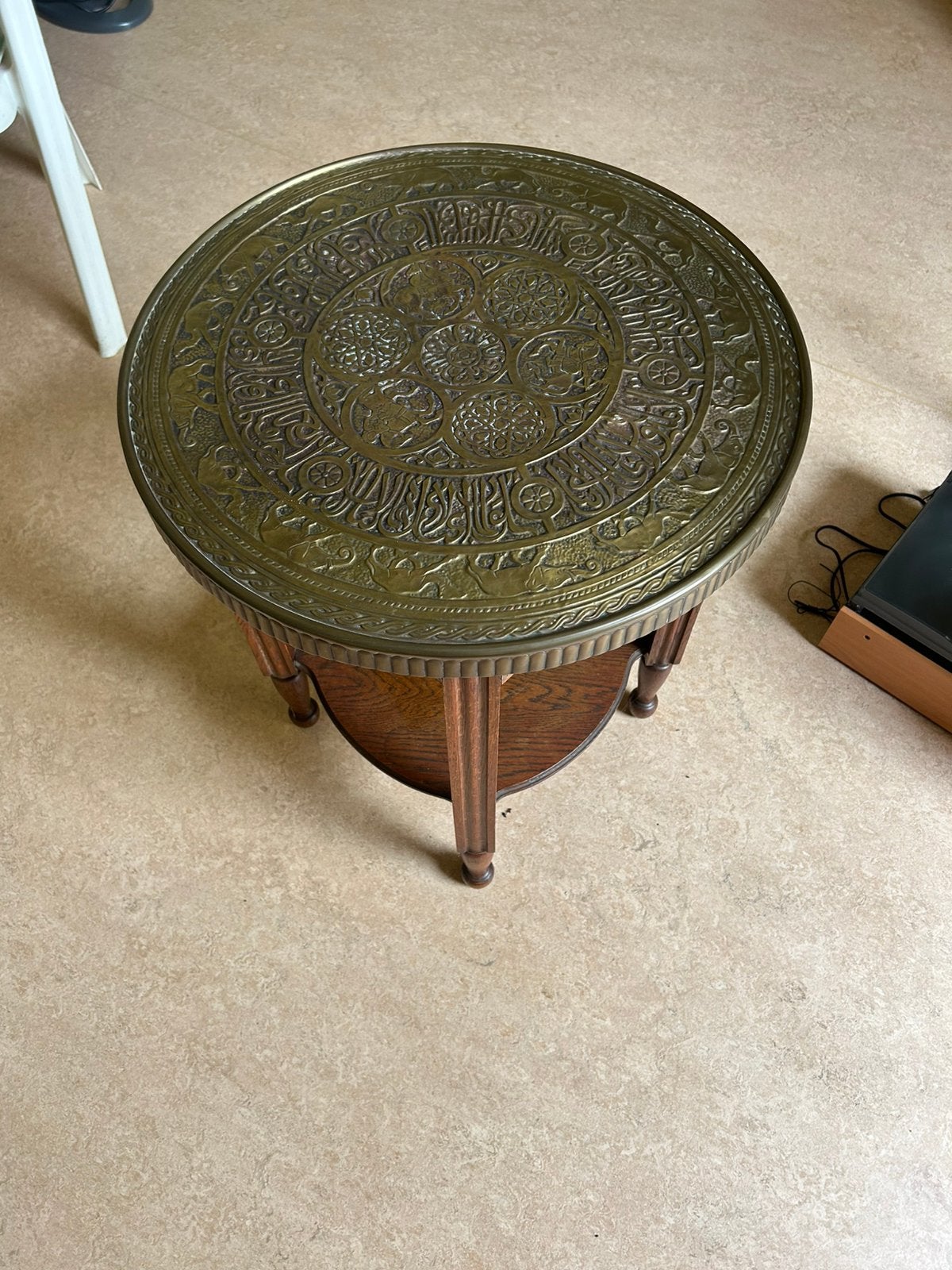 Vintage ronde bijzettafel met messing blad, Ophalen, Zo goed als nieuw