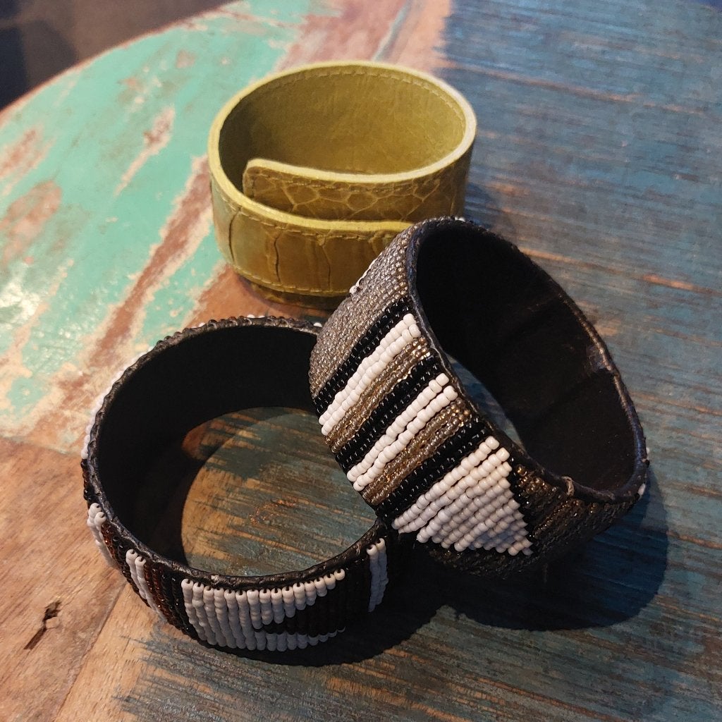 Authentieke armbanden, Bijoux, Sacs & Beauté, Enlèvement ou Envoi, Autres couleurs, Avec bracelets à breloques ou perles, Comme neuf