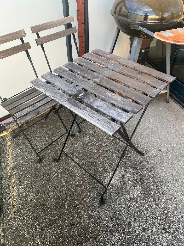 IKEA garden table with 2 chairs, 70% off the original price., Autres essences de bois, 50 à 100 cm, Carré, Jusqu'à deux personnes