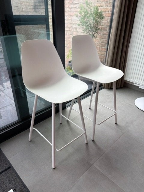 2 witte barstoelen - uitstekende staat, Huis en Inrichting, Barkrukken, 2 krukken, Ophalen, Zo goed als nieuw, Kunststof