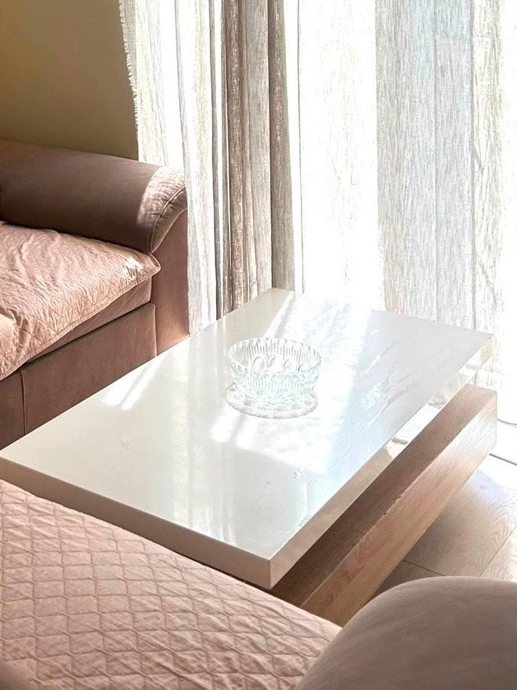 Table basse en bois blanc-marron clair avec rangement, Neuf, 100 à 150 cm, Chêne, Enlèvement
