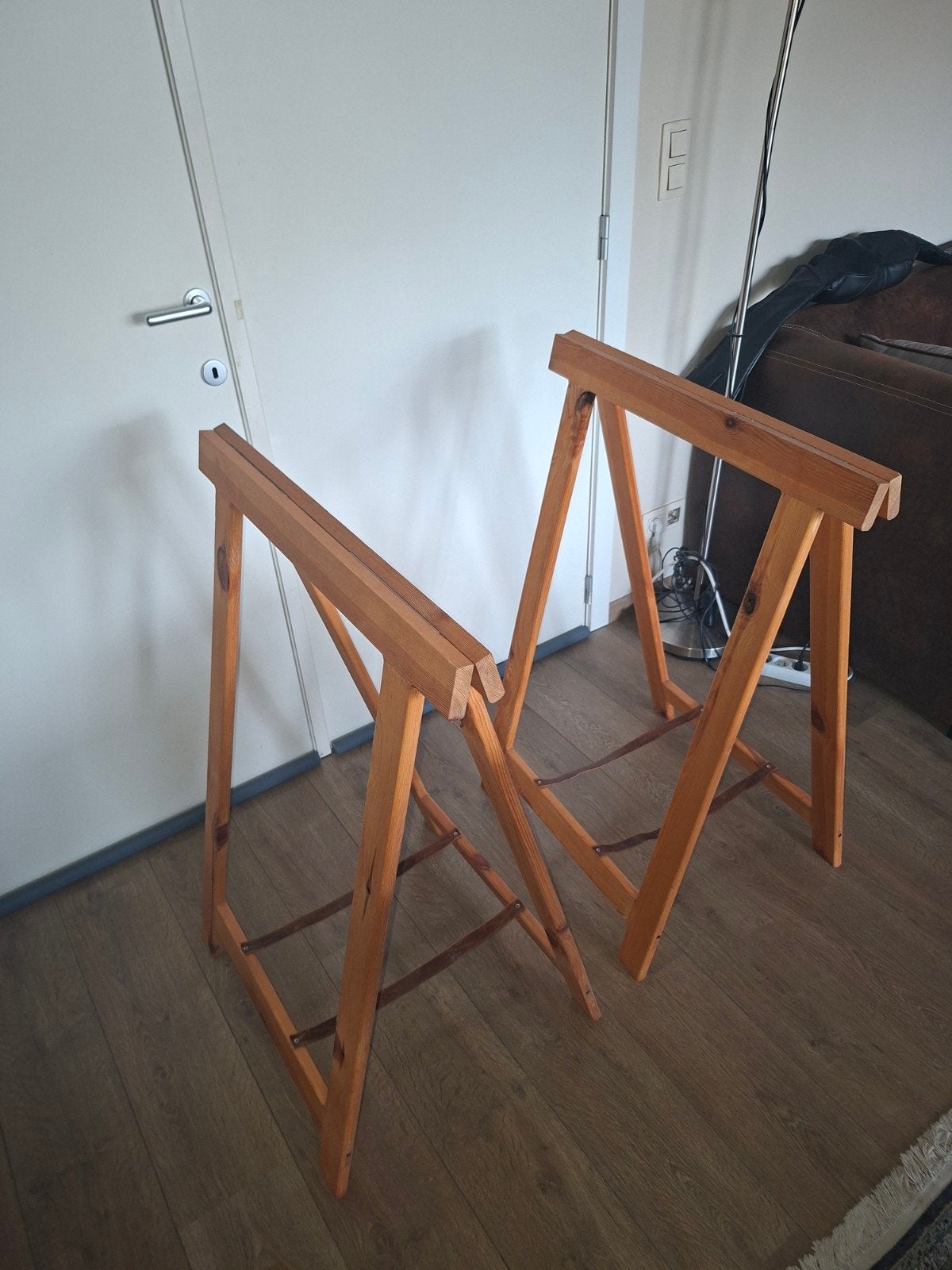 2 stevige zelfgemaakte schragen, Ophalen