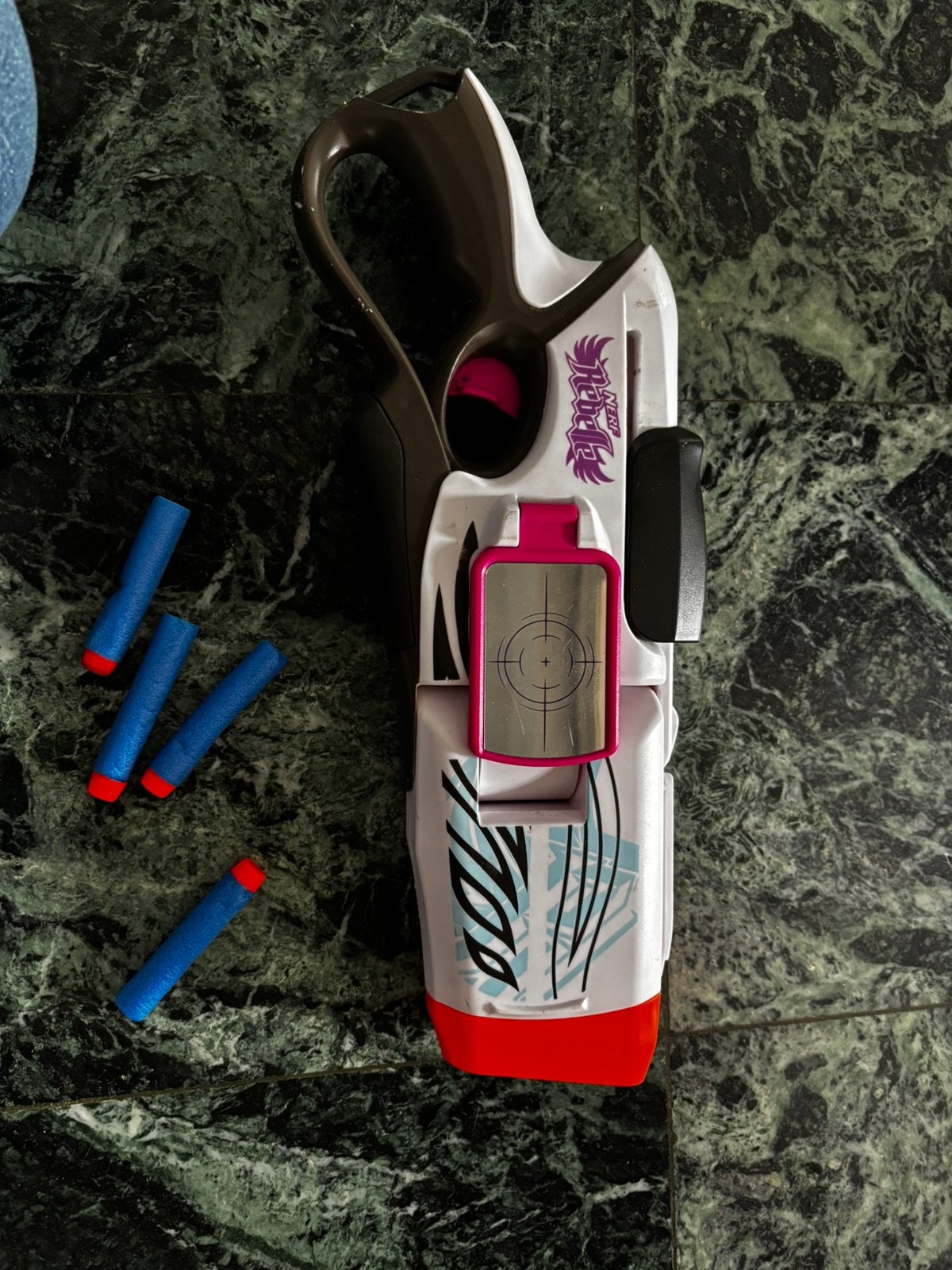 Nerf Rebelle table angle vue Blaster, Enfants & Bébés, Enlèvement, Comme neuf