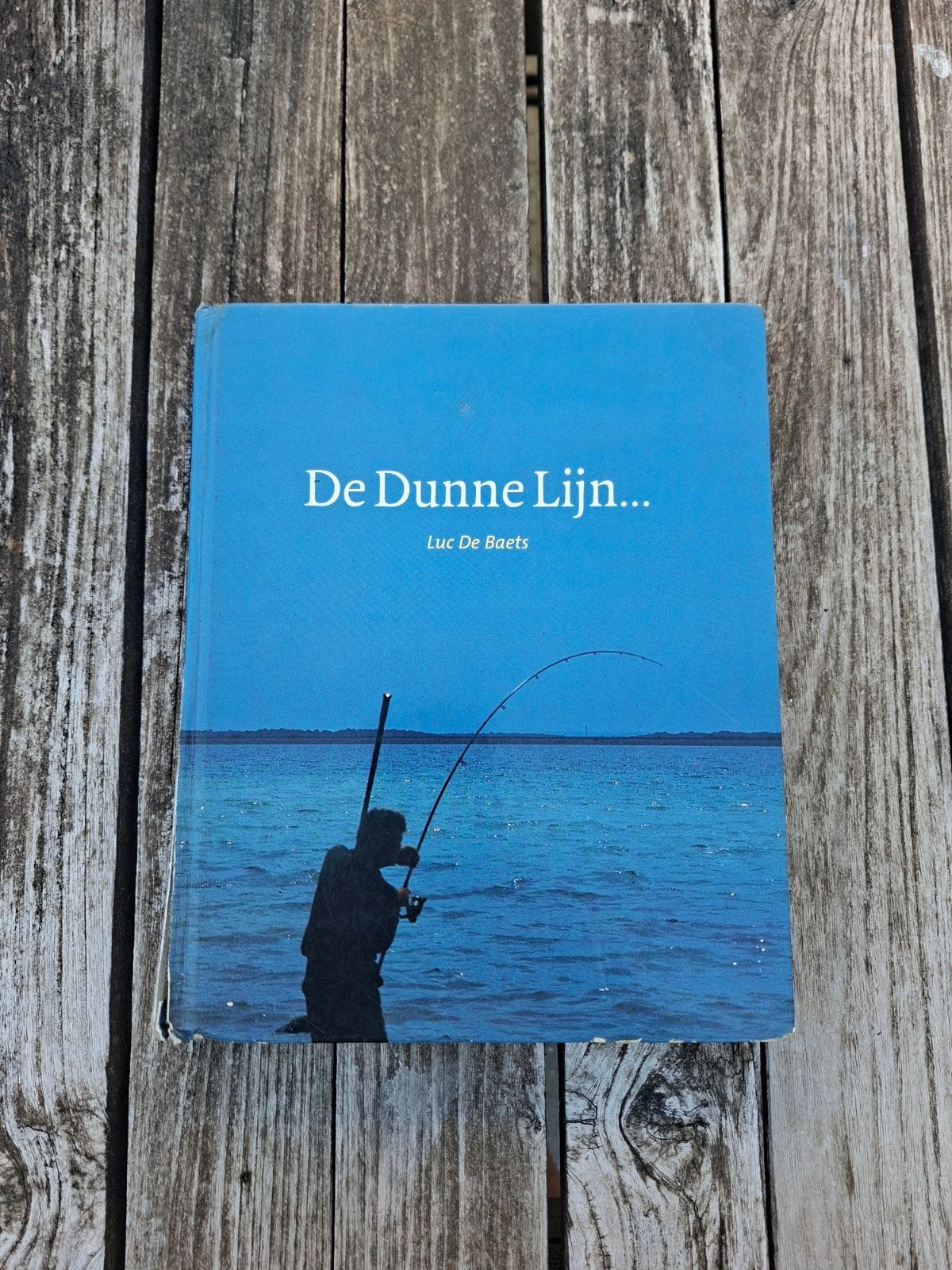 Boek De dunne lijn Luc Debaets, Watersport en Boten, Hengelsport | Karpervissen, Ophalen of Verzenden, Gebruikt, Overige typen