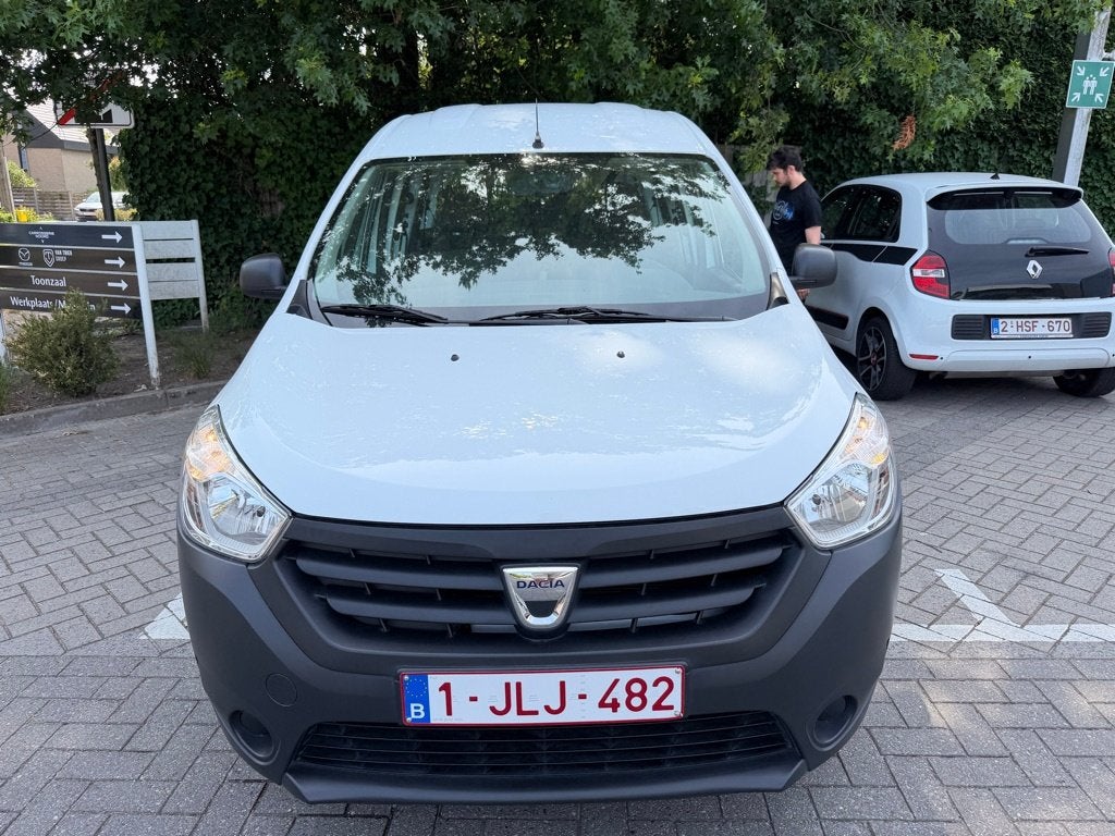 Dacia Dokker 1,6 benzine met rolstoel laadplatform, Autos, Dacia, Euro 5, Entreprise, Boîte manuelle, 5 portes
