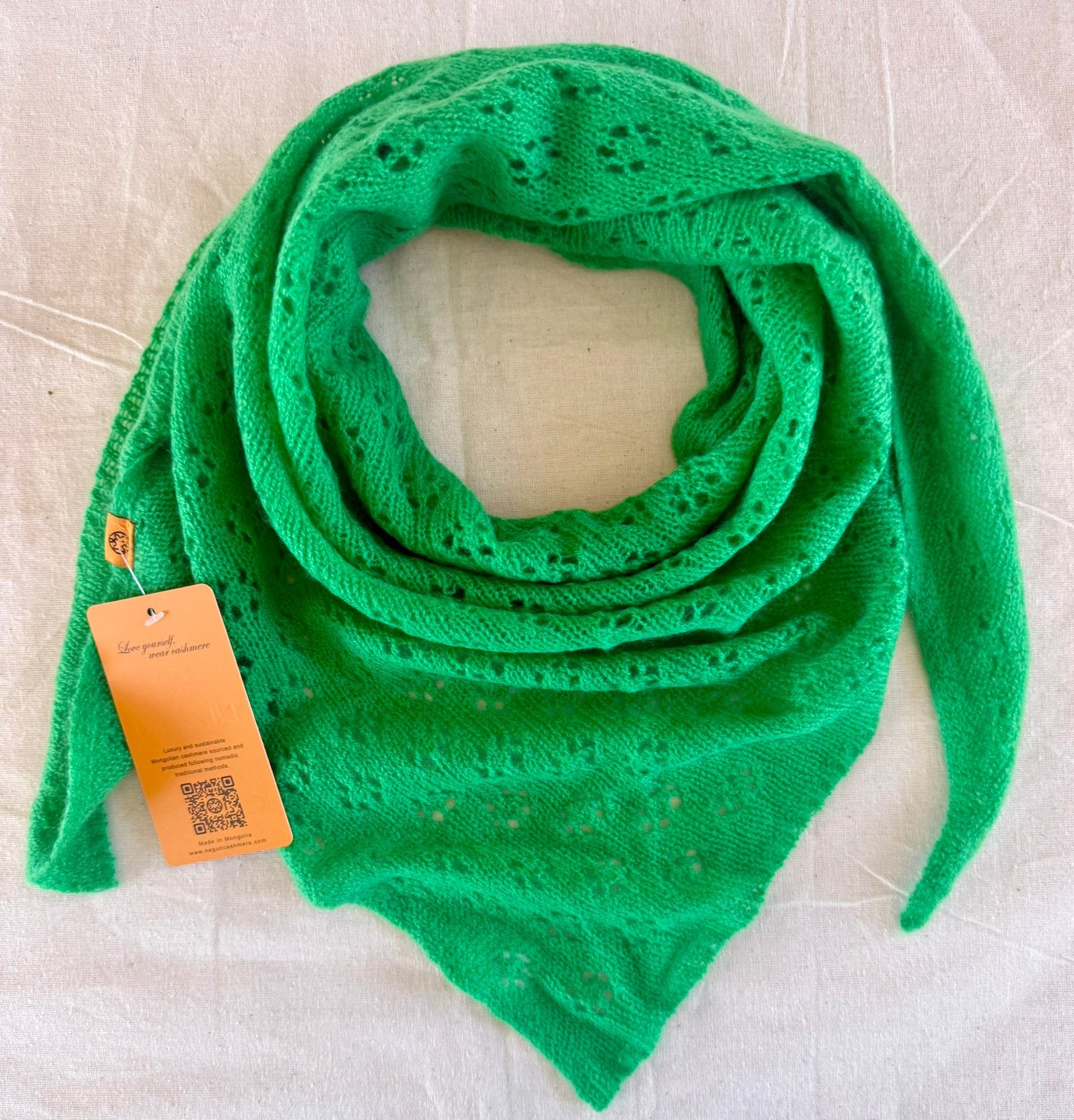 Triangular scarf made from 100% Mongolian cashmere., Kleding | Dames, Mutsen, Sjaals en Handschoenen, Ophalen of Verzenden, Nieuw