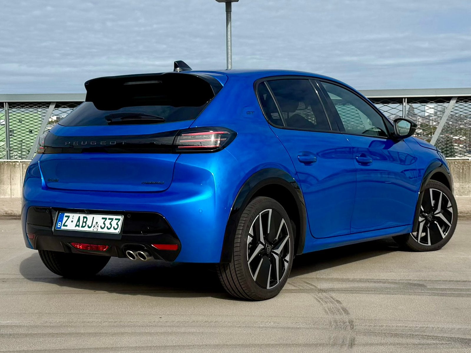 Peugeot 208 1.2 Hybrid GT — 136 pk — Automaat — 2025, Auto's, Automaat, Blauw, 360° camera, 5 deurs