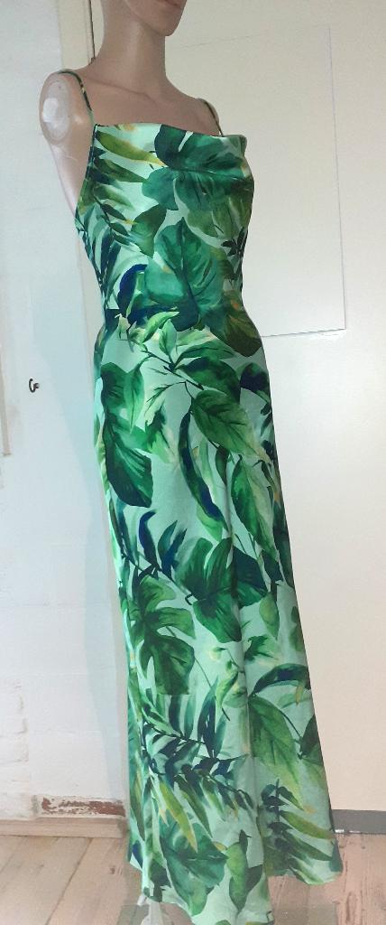 Lange jurk satijn gedrapeerd met groene bladeren Zara XS, Kleding | Dames, Jurken, Nieuw, Ophalen of Verzenden, Maat 34 (XS) of kleiner