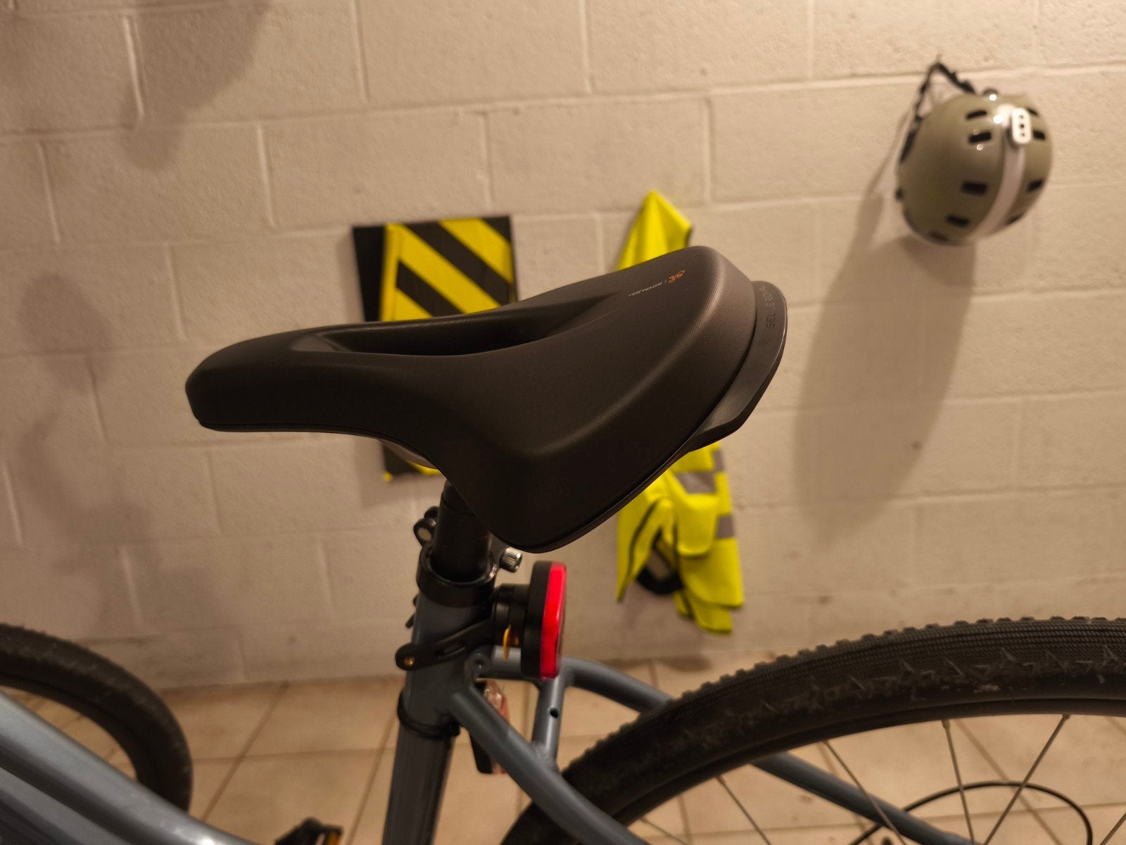 selle premium " selle royal gel" montage standard vélo decat, Vélos & Vélomoteurs, Enlèvement, Neuf, Decathlon
