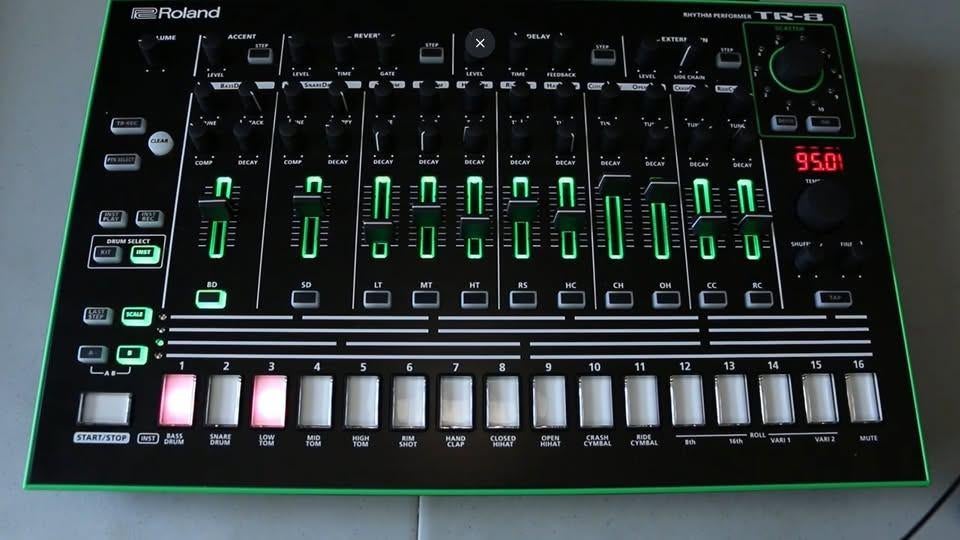 Roland TR-8 met 7x7 expansion package en stofdeksel, doos, Musique & Instruments, Enlèvement, Comme neuf, Roland