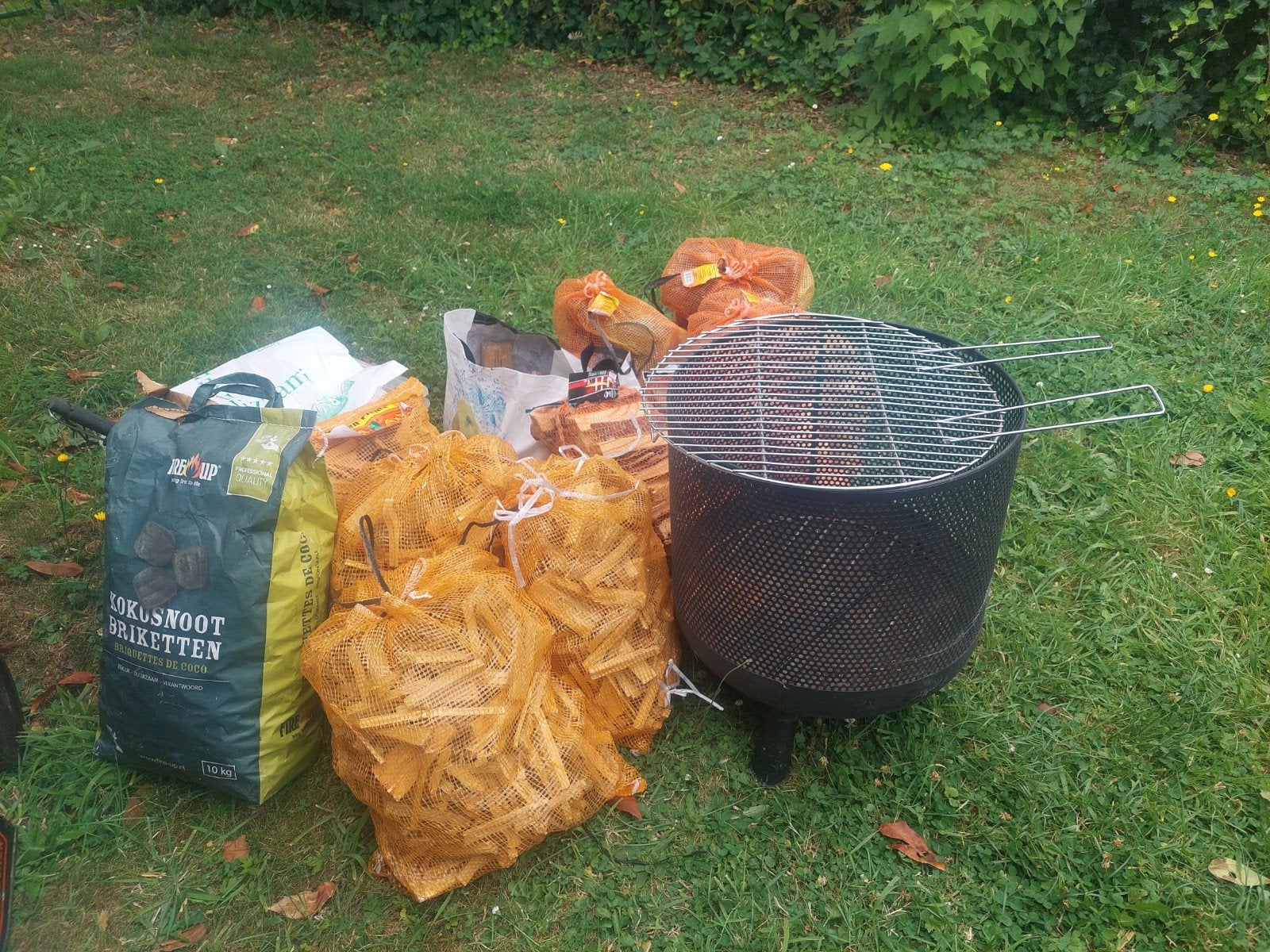Vuurkorf met grill voor barbecue