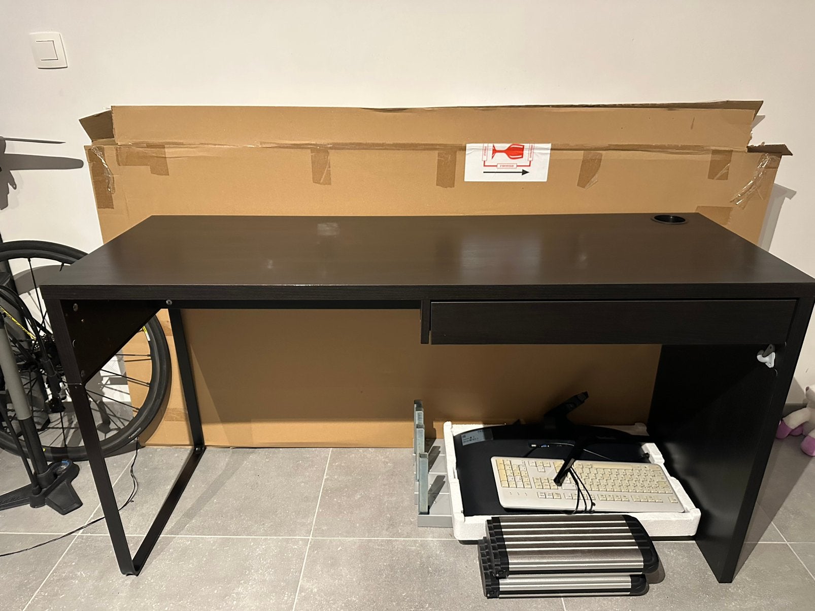 Zwartbruin bureau Ikea, Ophalen, Zwart, Gebruikt, Spaanplaat of MDF
