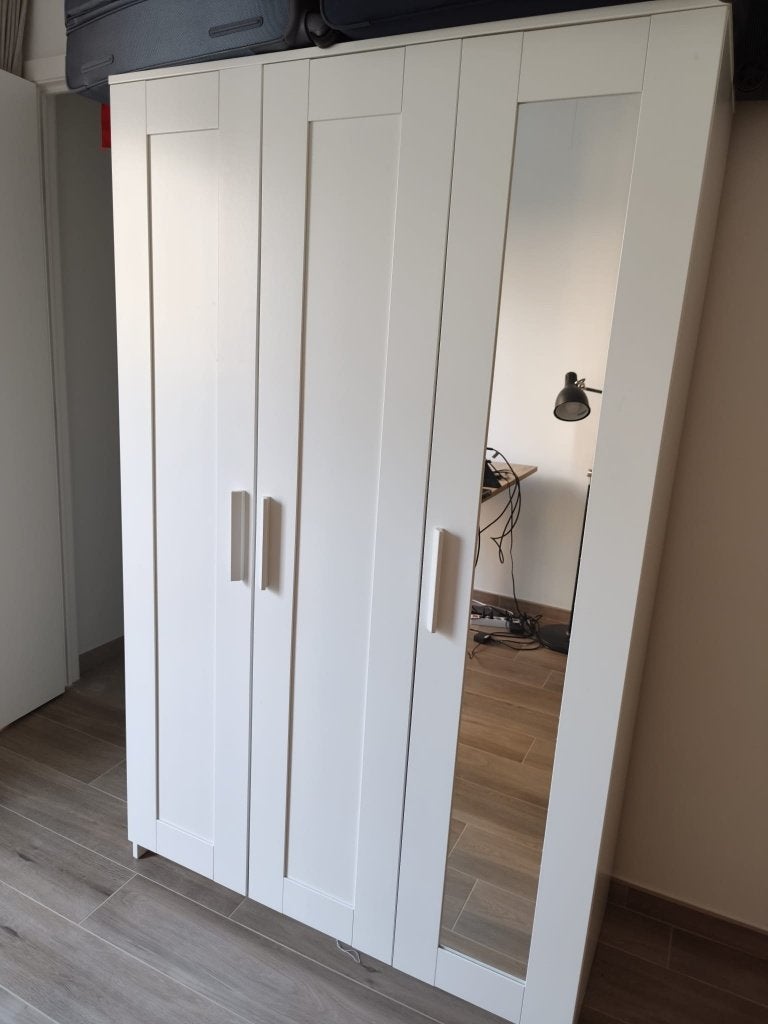 Armoire à 3 portes avec miroir Brimnes d'Ikea, blanc, 25 à 50 cm, Avec tablette(s), Comme neuf, 100 à 150 cm