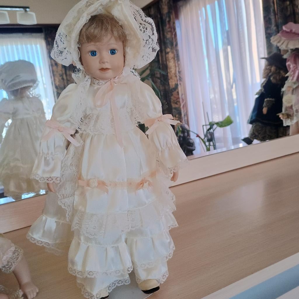 Pop – staande - porselein – witte jurk, Ophalen of Verzenden, Pop