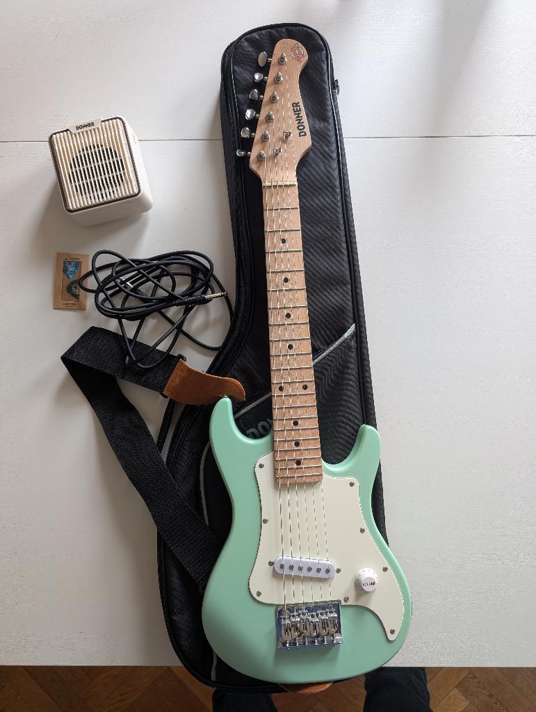 elektrische gitaarset junior 76 cm, Muziek en Instrumenten, Ophalen, Zo goed als nieuw