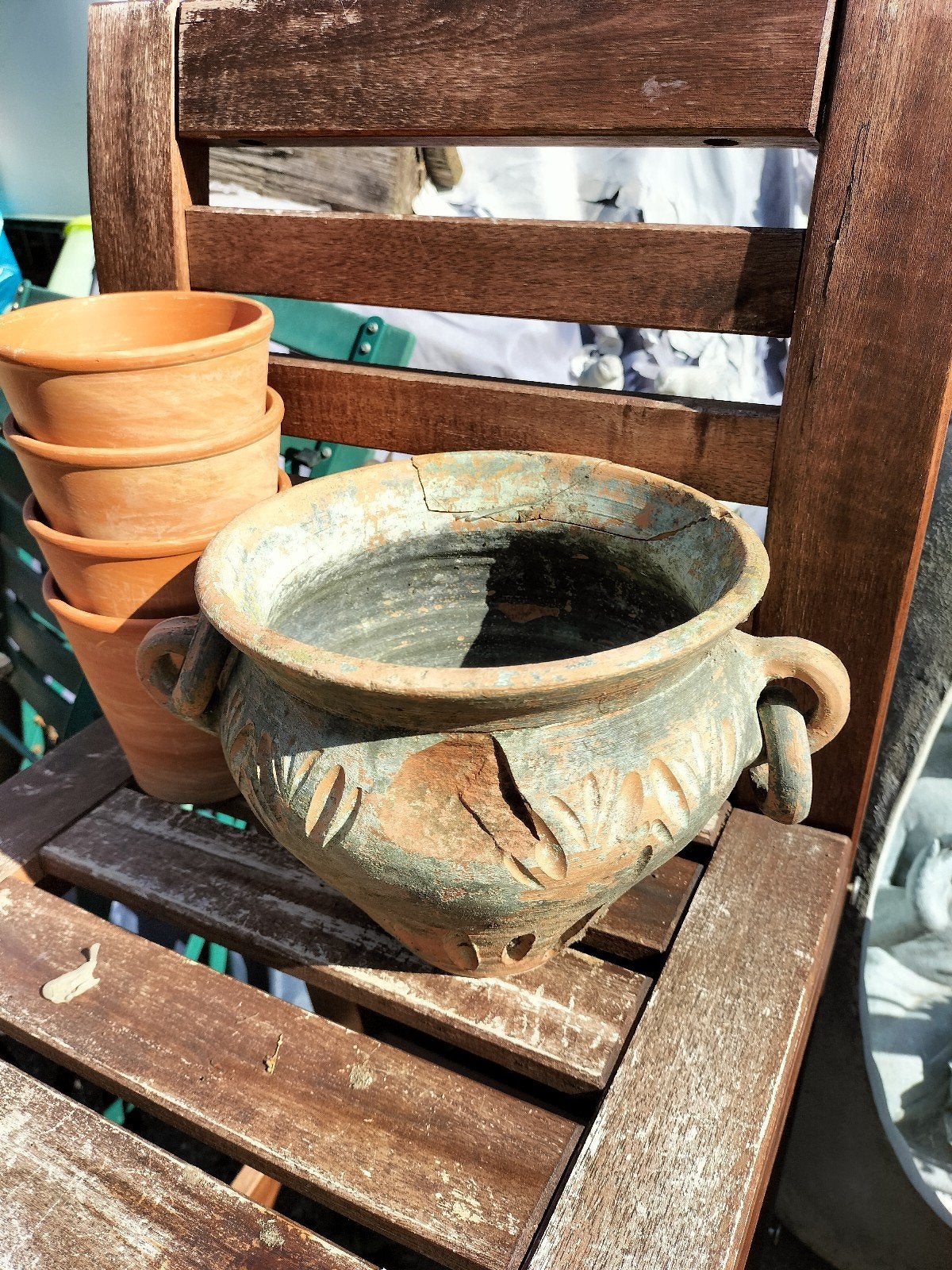 Zeer oude terracotta bloempot, Ophalen, Balkon