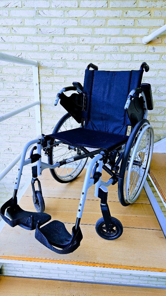 Rolstoel inklapbaar ( Nieuw ) + 2 gratis krukken, Divers, Chaises roulantes, Enlèvement, Pliant, Neuf, Fauteuil roulant à pousser