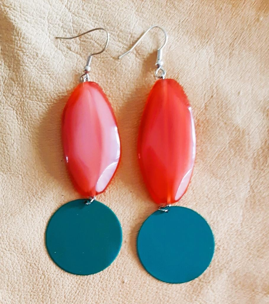 Te koop: Nieuw! Mooie rood/groene lange oorbellen., Bijoux, Sacs & Beauté, Boucles d'oreilles, Enlèvement, Autres matériaux, Pendantes