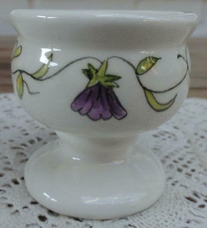 Handgemaakt eierdopje met paarse klokjes /bloemen, Maison & Meubles, Cuisine | Vaisselle, -, Poterie, Comme neuf, Autres types