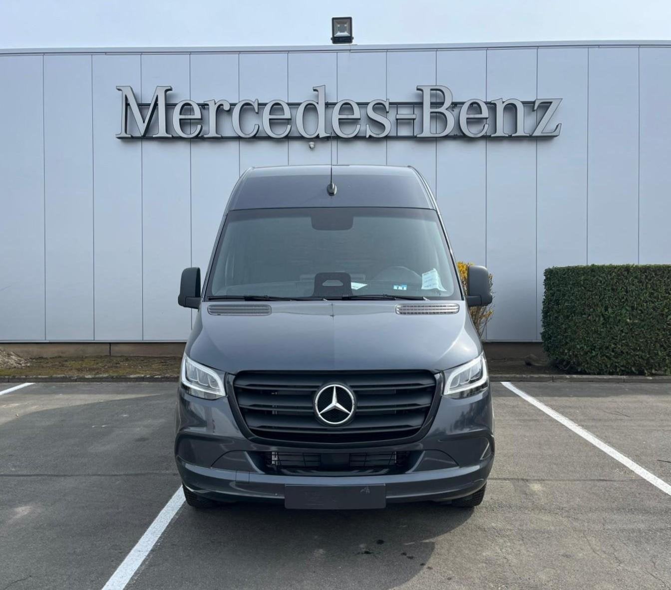 Mercedes-Benz Sprinter 319 CDI GB L2 RWD 3.5T Bumper in carr, Auto's, Automaat, Used 1. Bestelwagens met ervaring., 4 cilinders