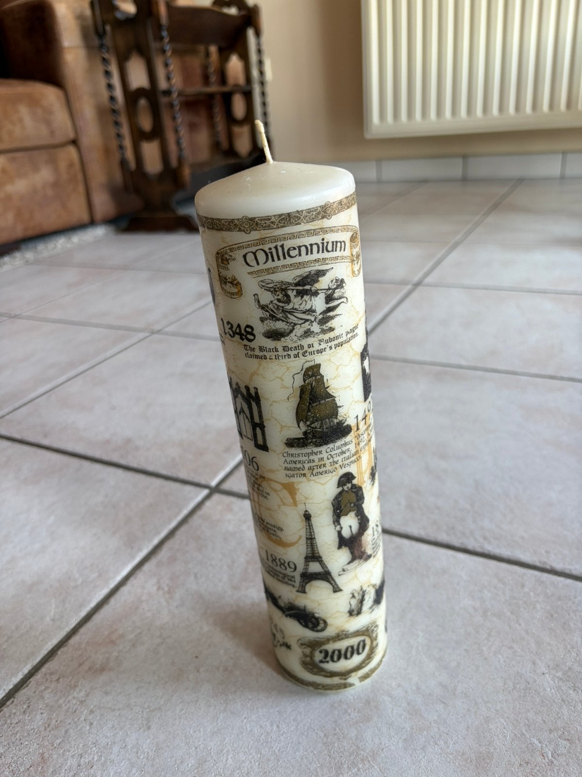 Vintage Millennium 2000 kaars – historische tijdlijn, Huis en Inrichting, Woonaccessoires | Kandelaars en Kaarsen, Ophalen, Crème