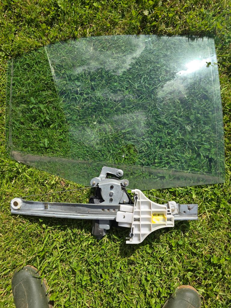 Moteur et vitre arrière Mondeo berline mk3