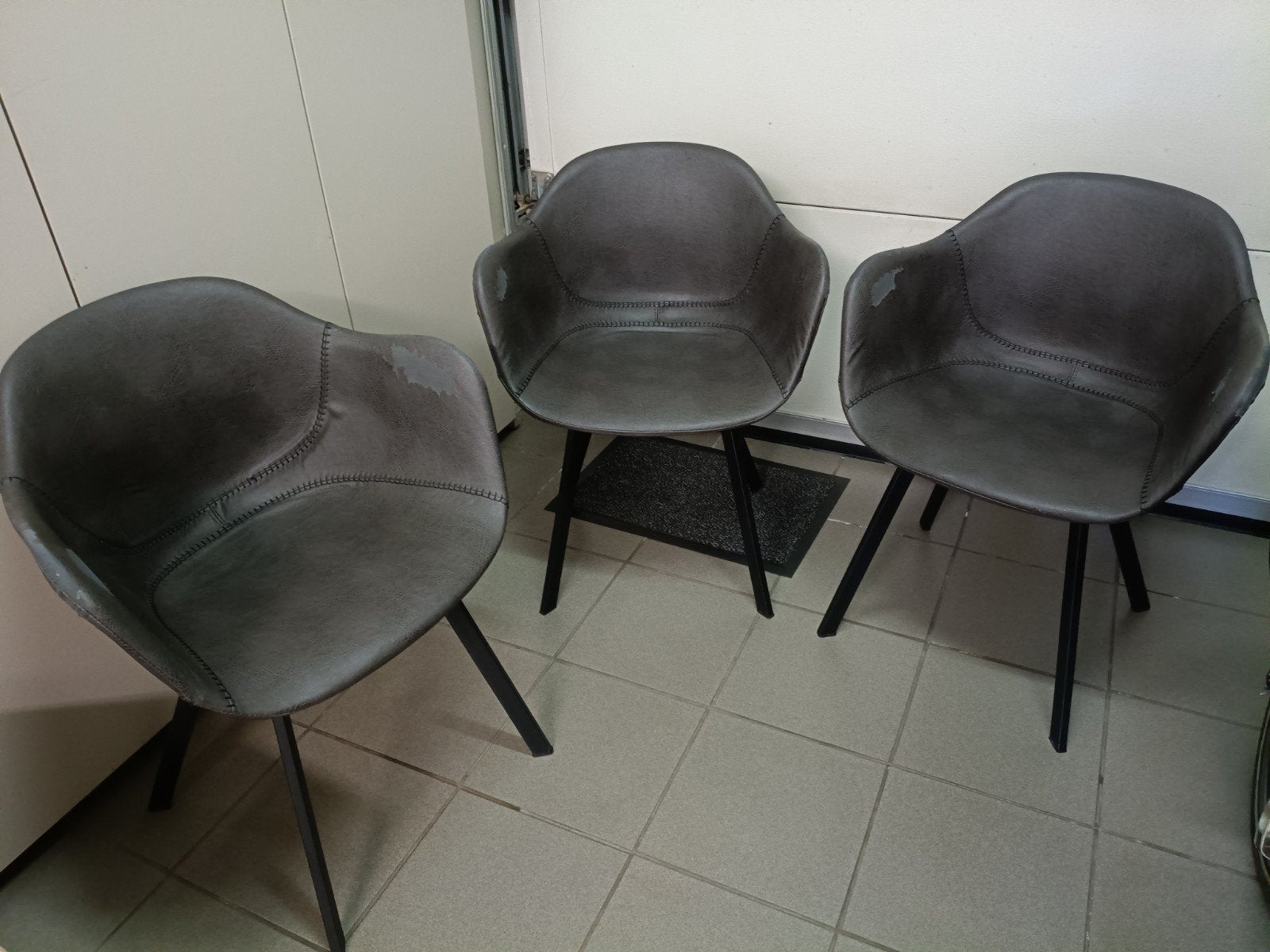 comfortabele stoelen met cosmetische schade, Ophalen