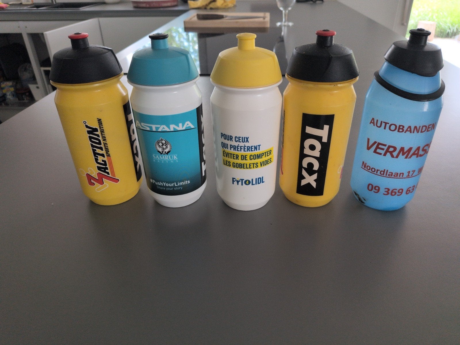 5 drinkflessen bidons, Ophalen